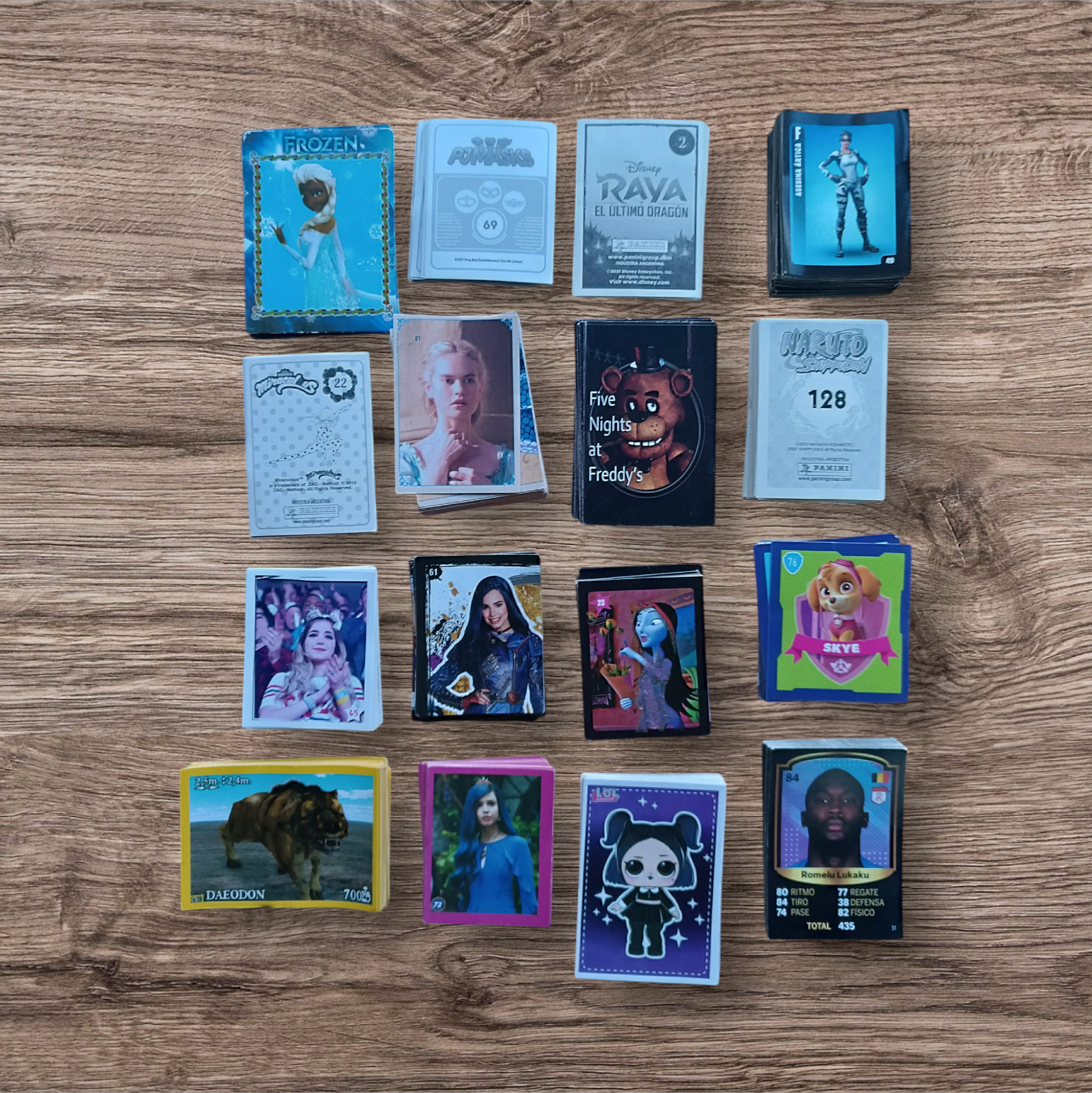 Lote mixto de aprox 800 cartas y figuritas varias colecciones