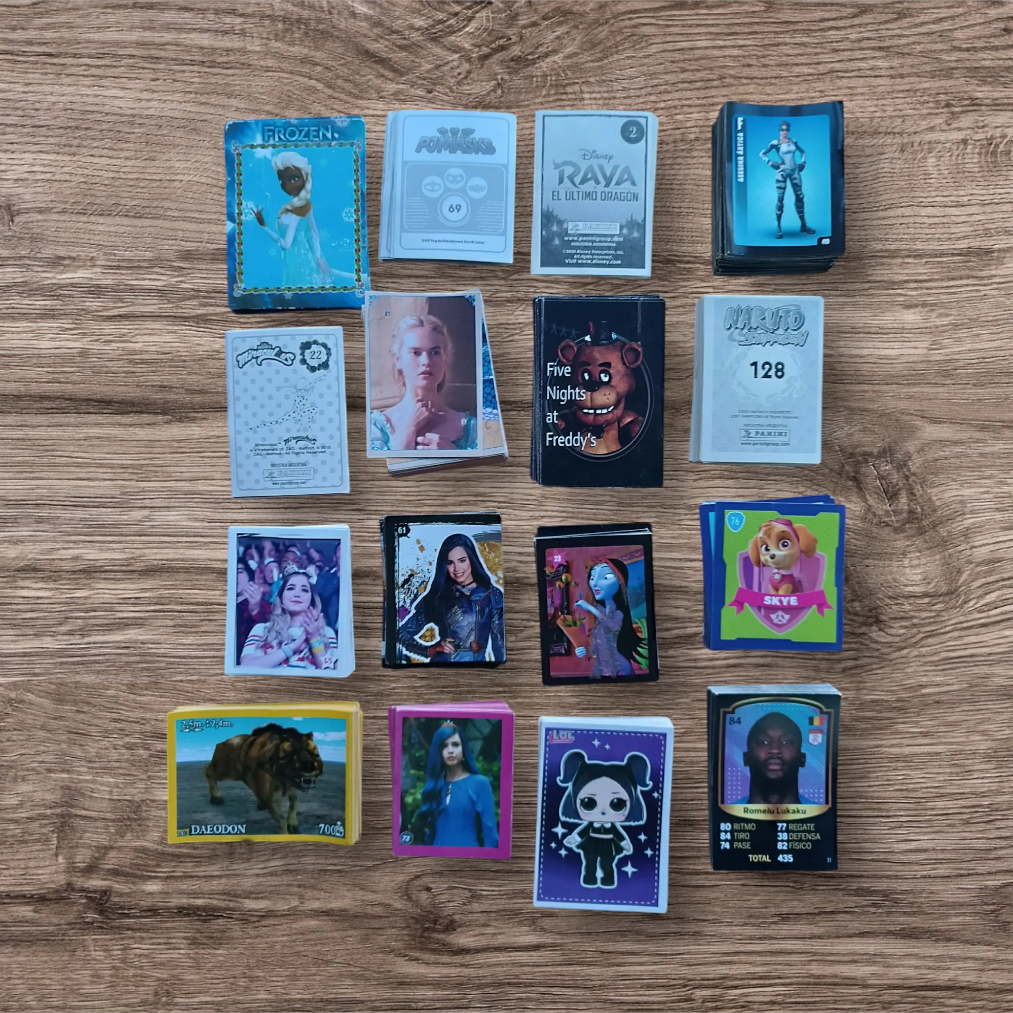 Lote mixto de aprox 800 cartas y figuritas varias colecciones