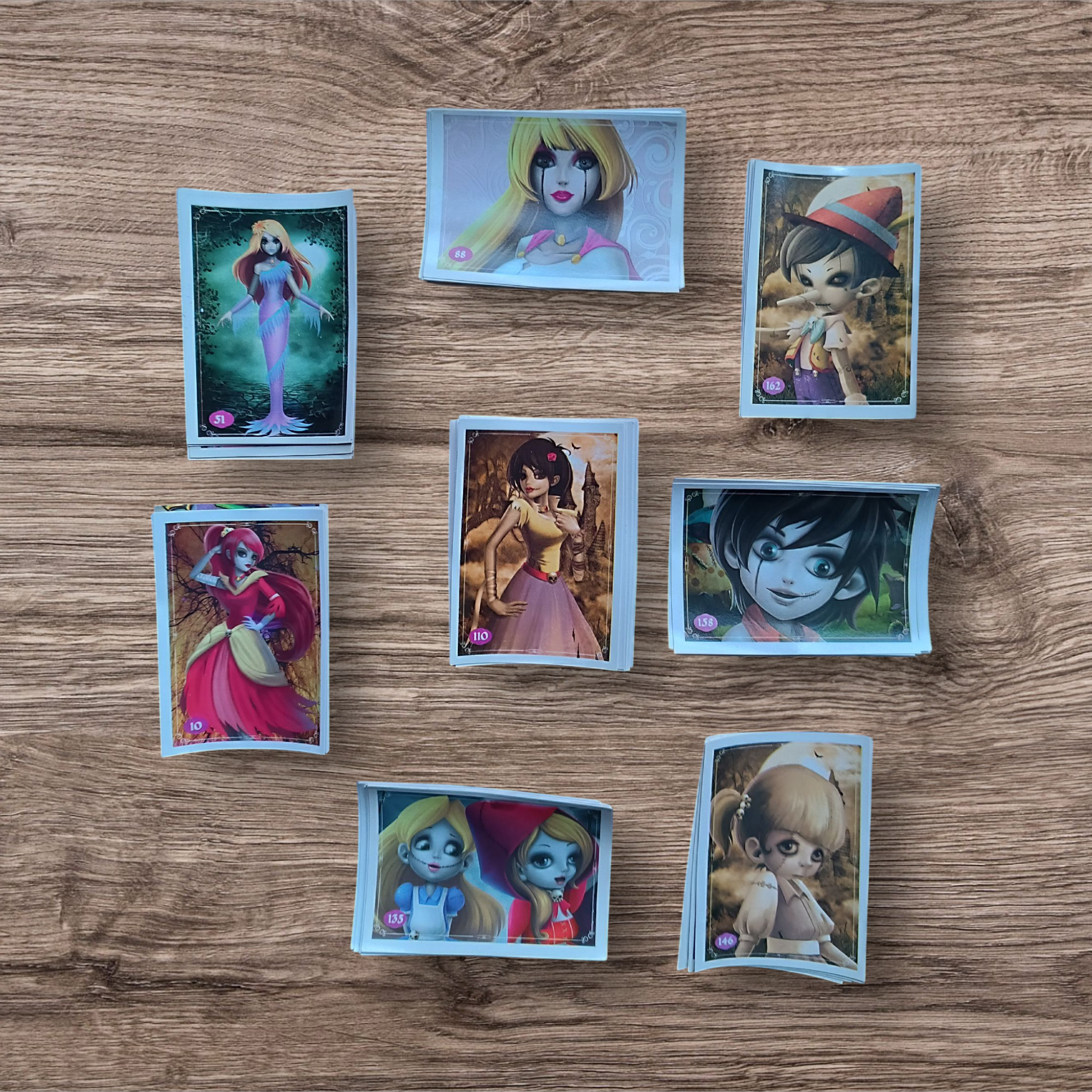 Lote 71 figuritas sin repetir Princesas Zombies