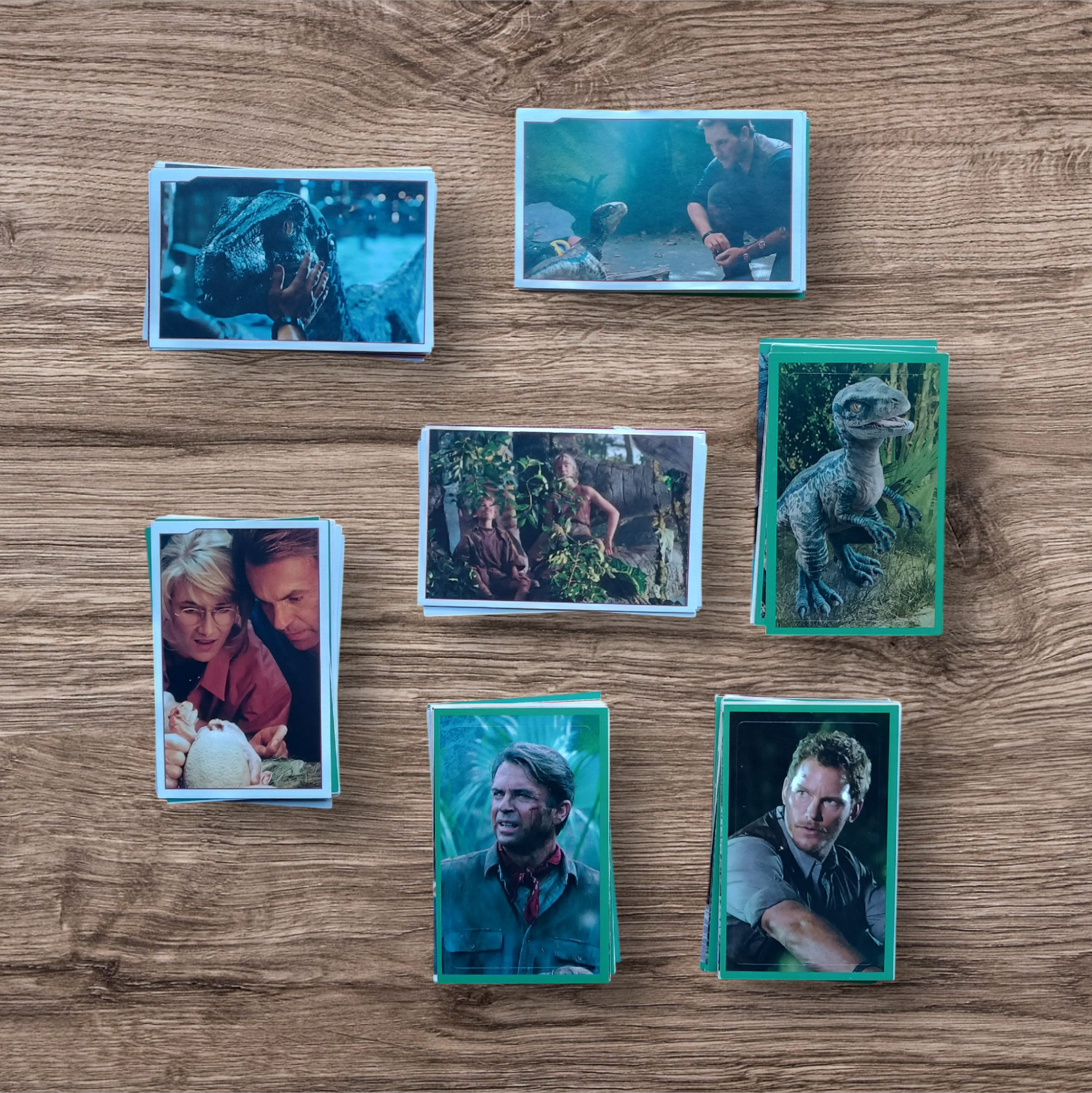 Lote 95 figuritas sin repetir Jurassic World