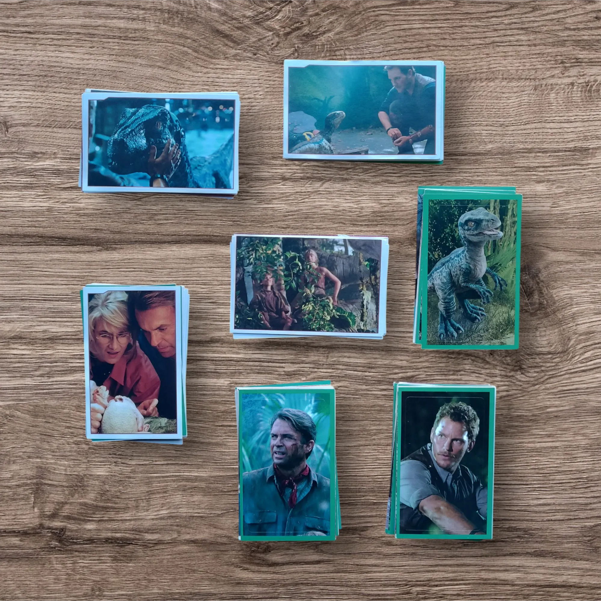Lote 95 figuritas sin repetir Jurassic World