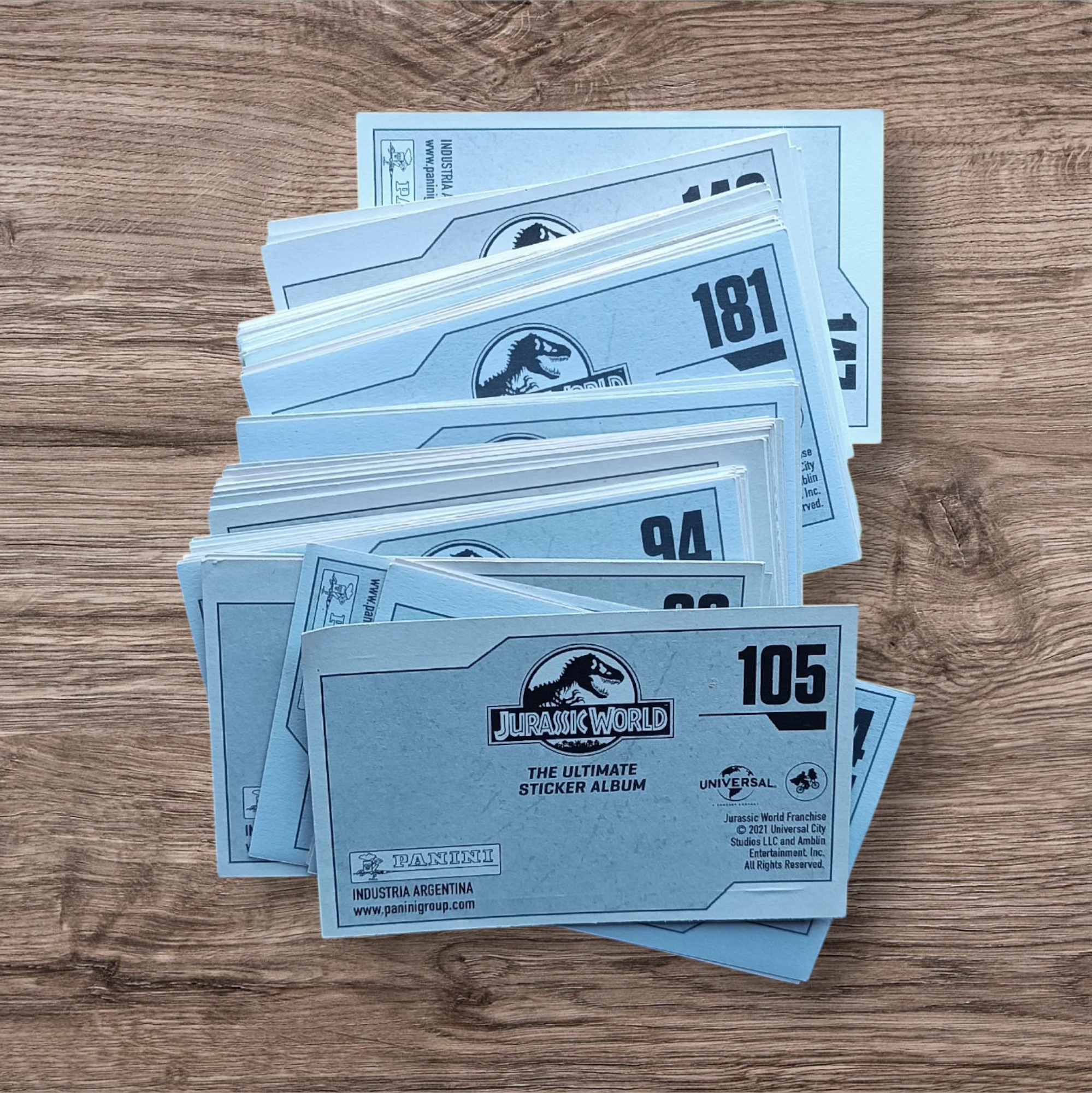 Lote 95 figuritas sin repetir Jurassic World