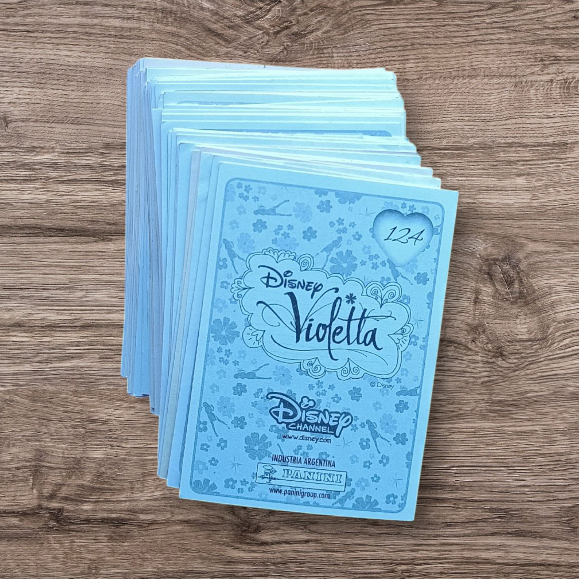 Lote 121 figuritas sin repetir Violetta