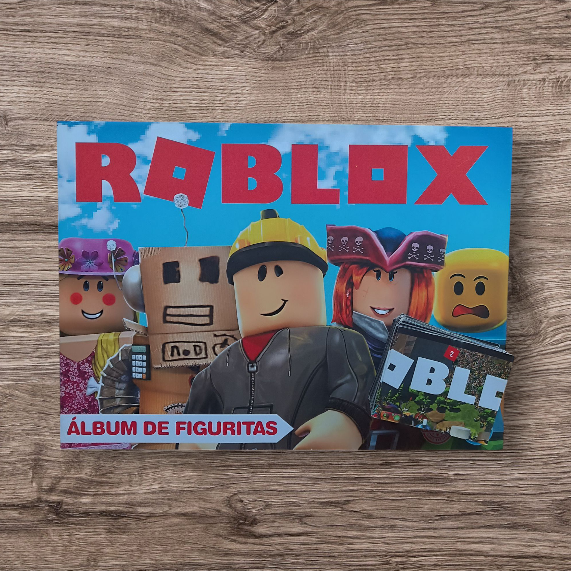 Álbum + 245 figuritas Roblox