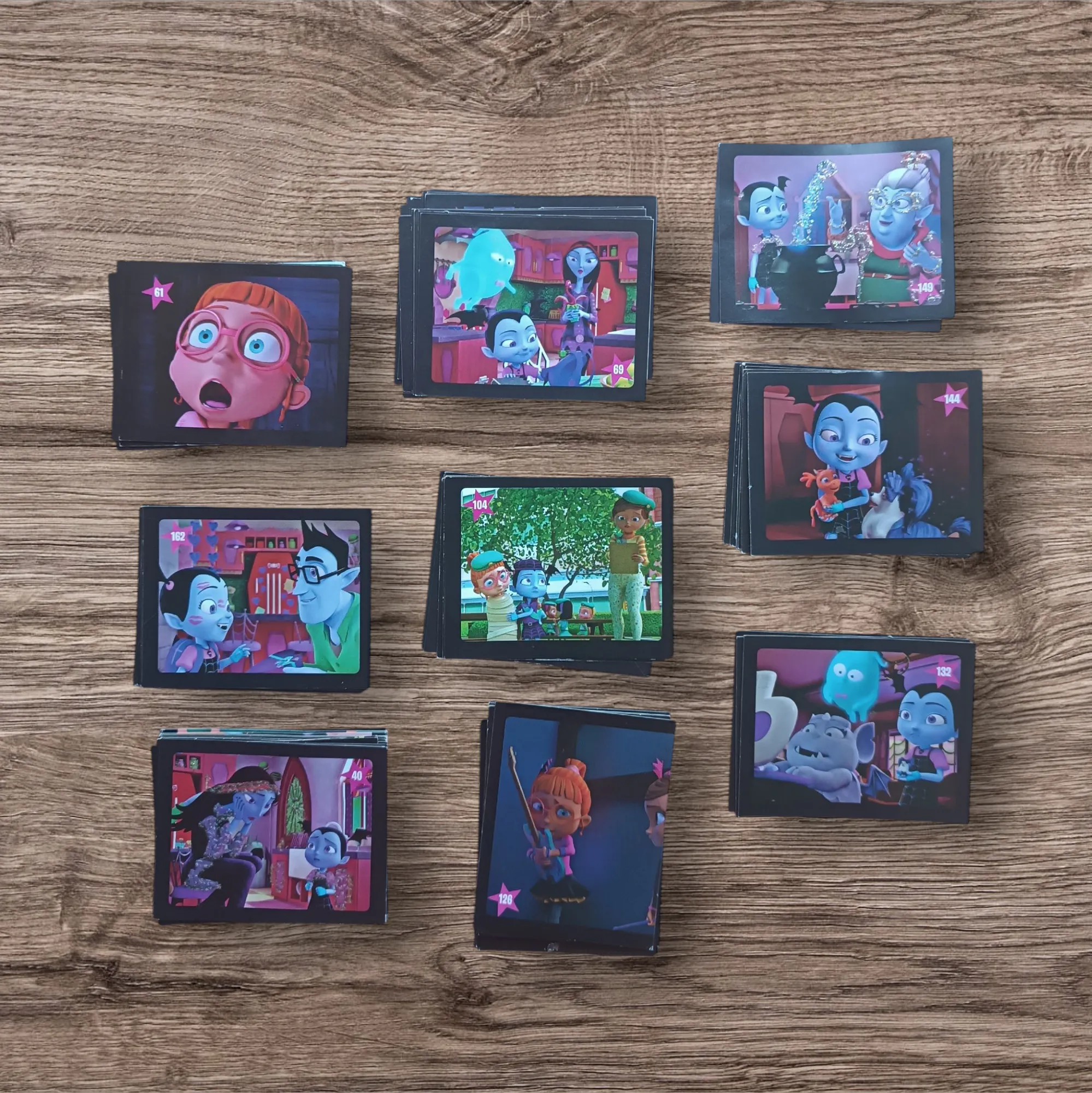 Lote 89 figuritas sin repetir Vampirina