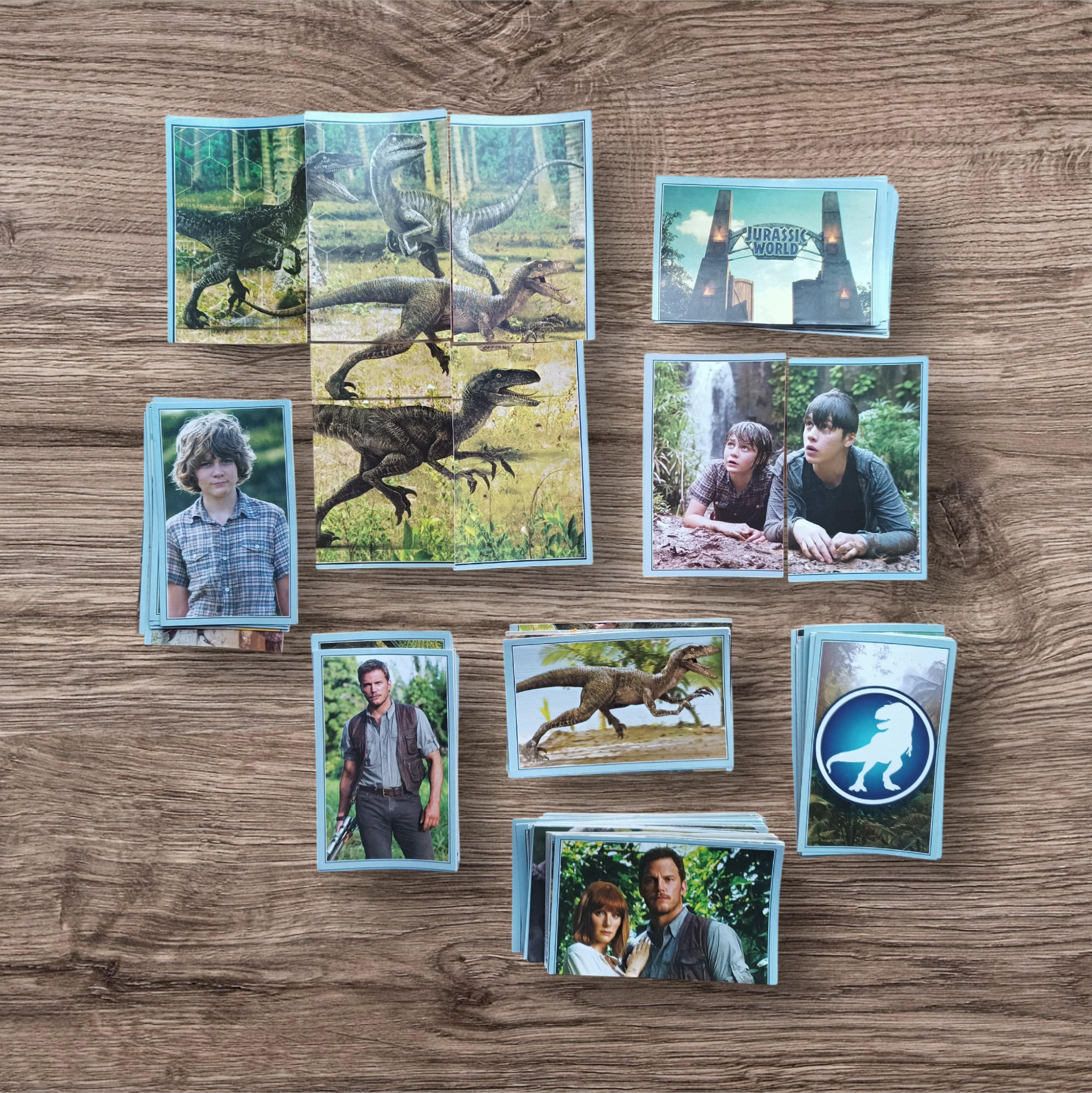 Lote 160 figuritas sin repetir Jurassic World