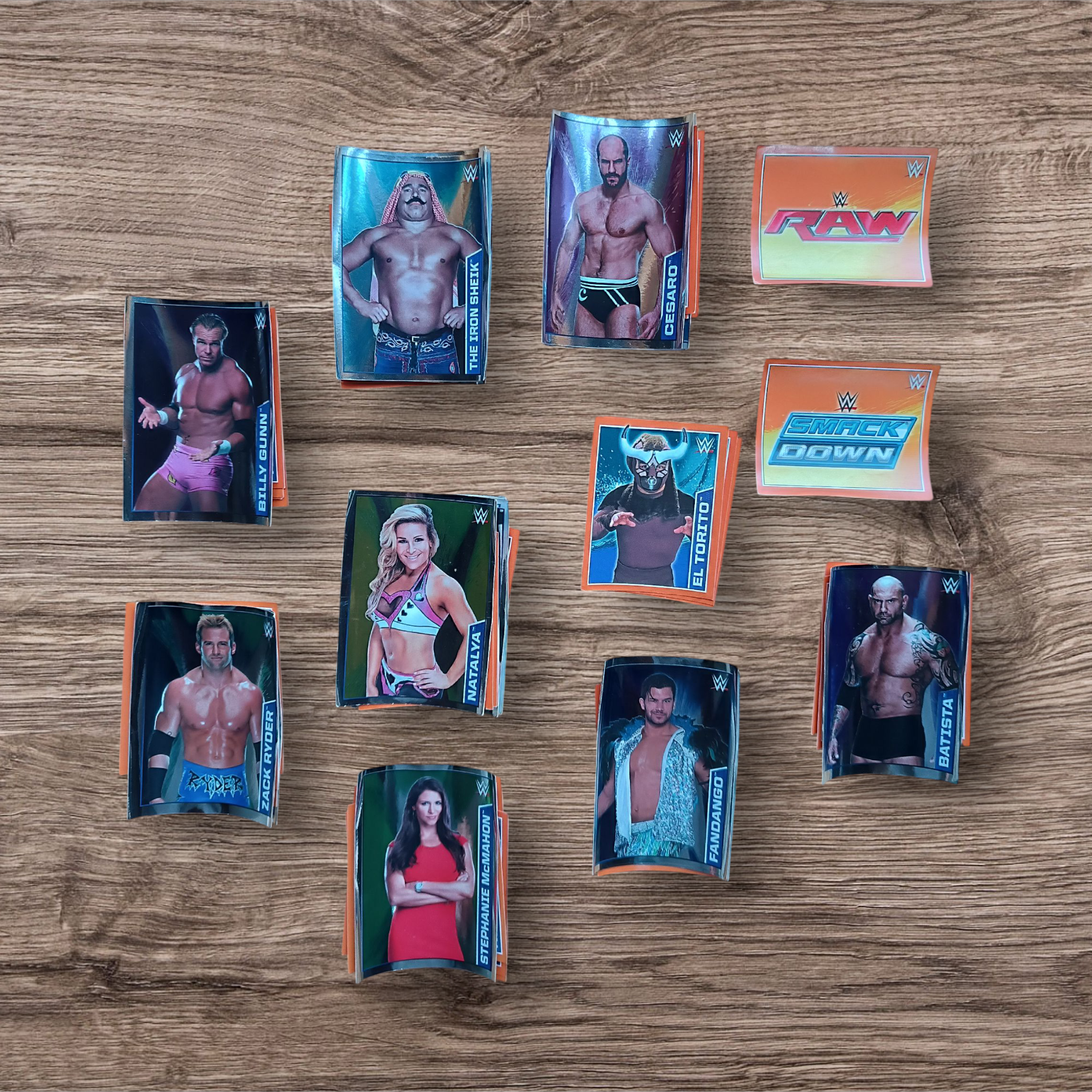 Lote 70 figuritas sin repetir WWE