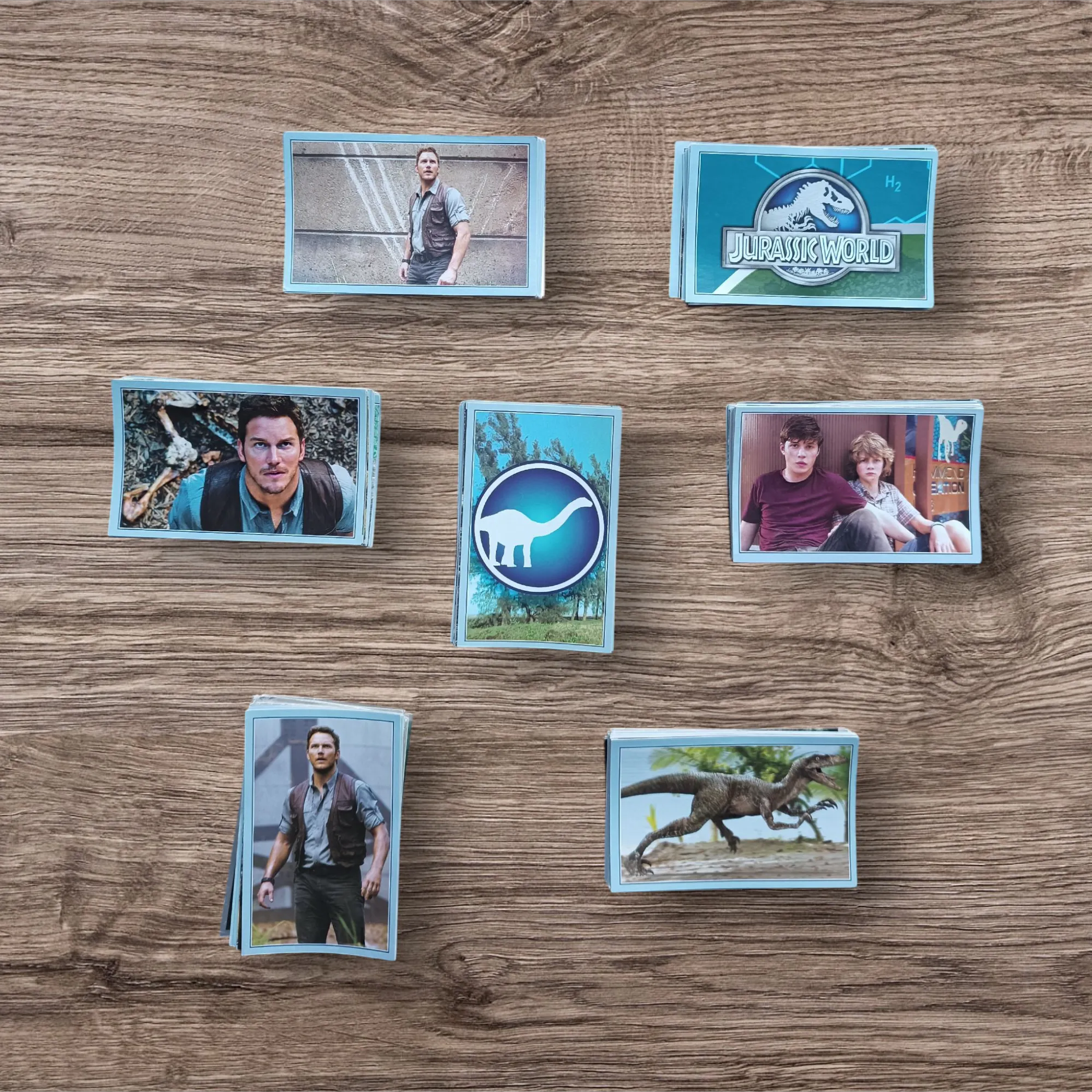 Lote 168 figuritas sin repetir Jurassic World