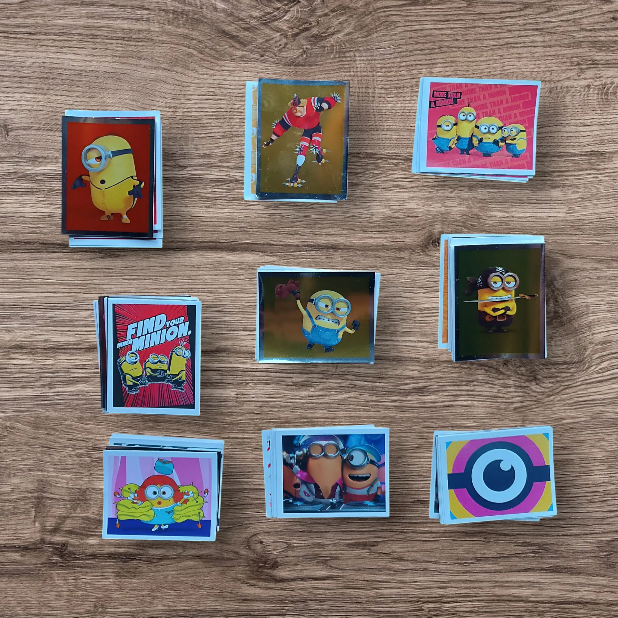 Lote 83 figuritas sin repetir Minions el Origen de Gru