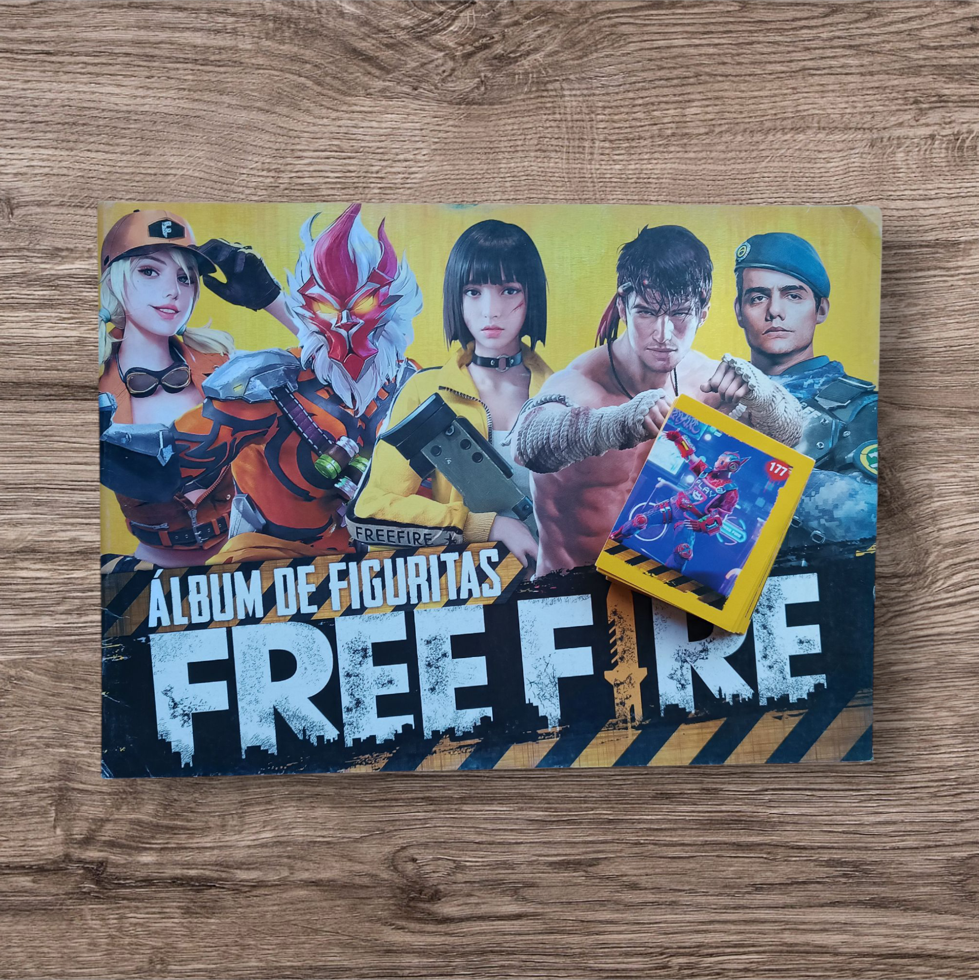 Álbum + 75 figuritas sin repetir Free Fire
