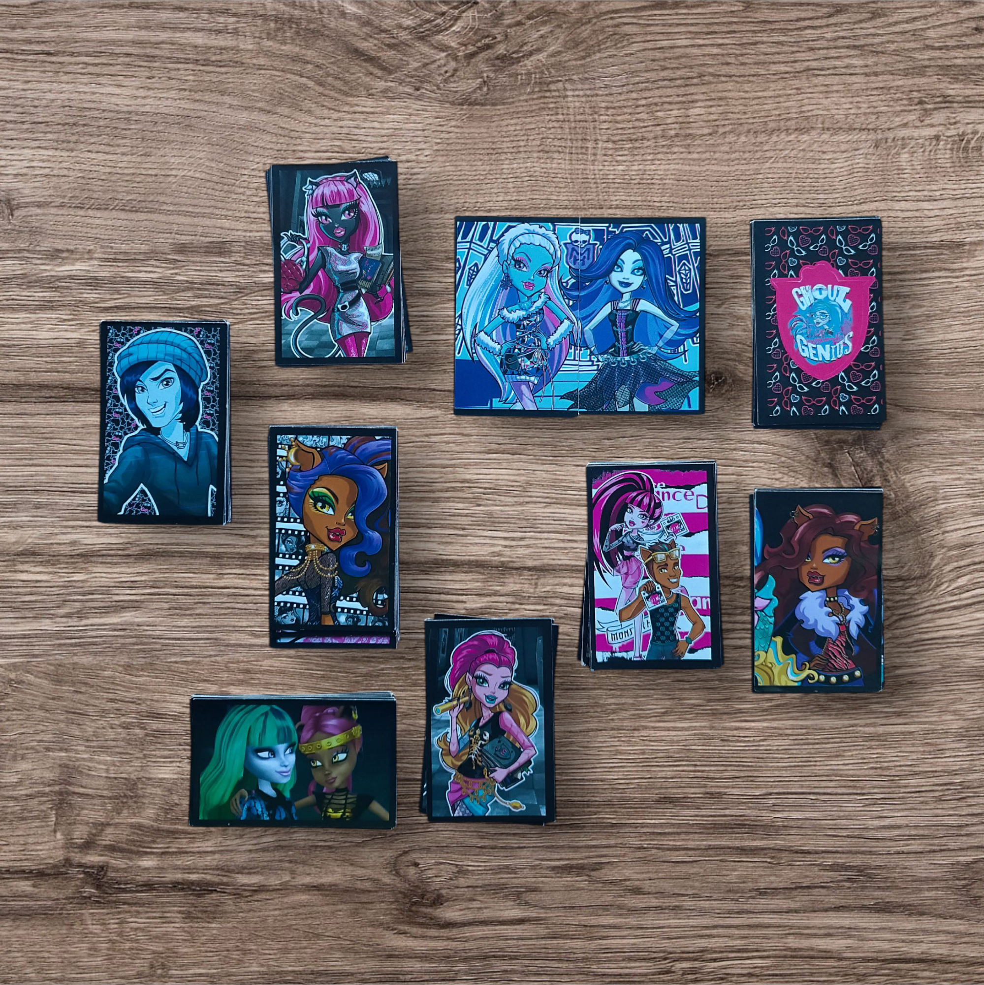 Lote 224 figuritas sin repetir Monster High