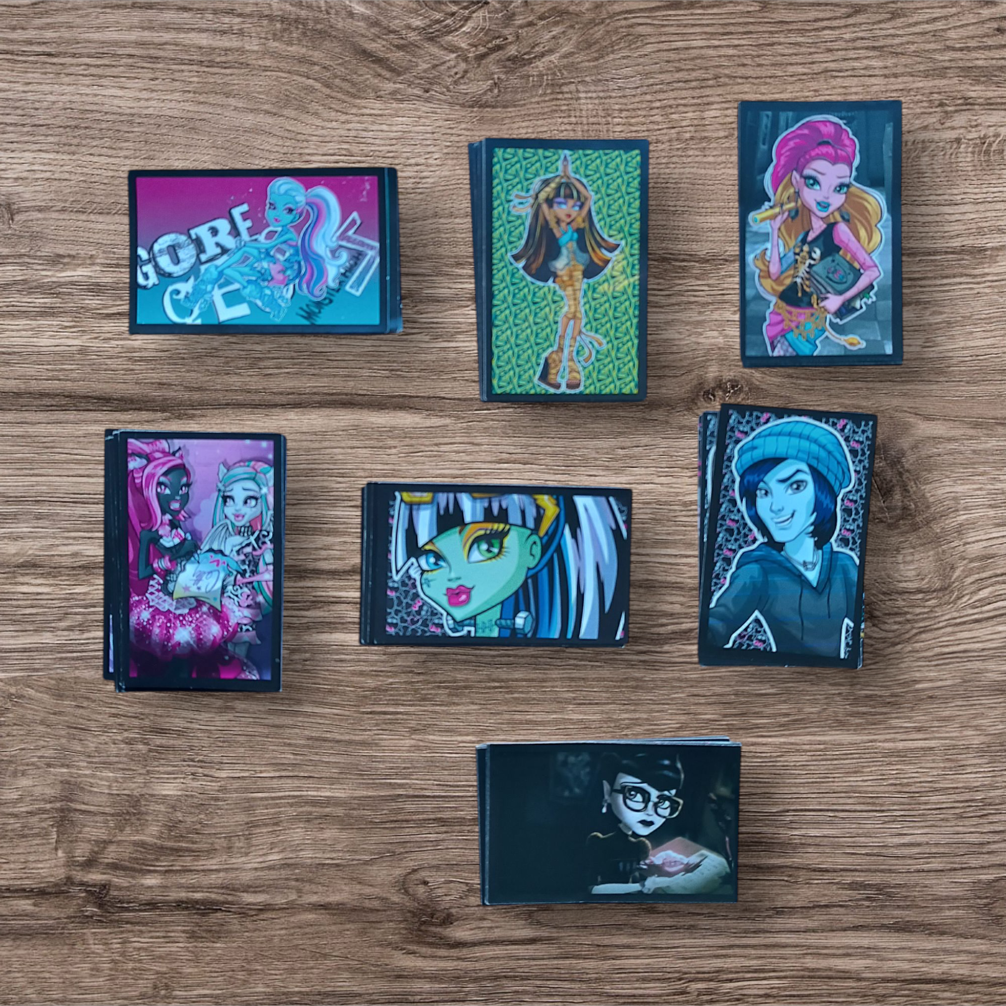 Lote 61 figuritas sin repetir Monster High