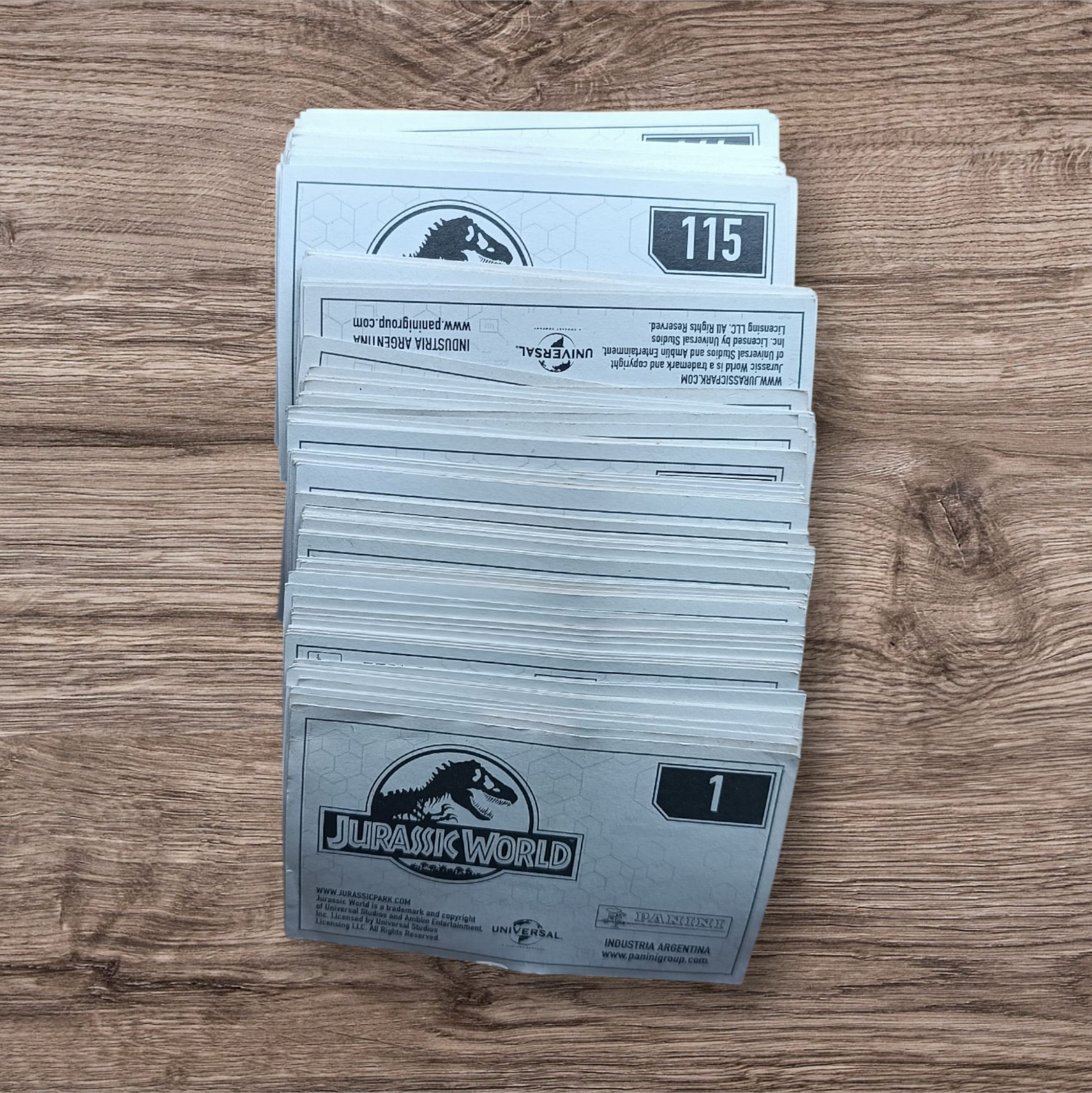 Lote 171 figuritas sin repetir Jurassic World