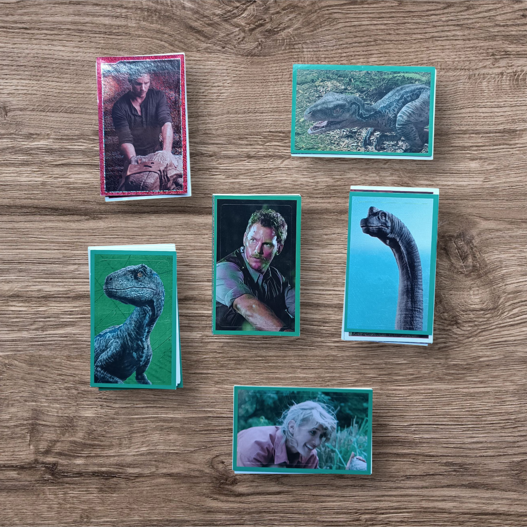 Lote 30 figuritas sin repetir Jurassic World