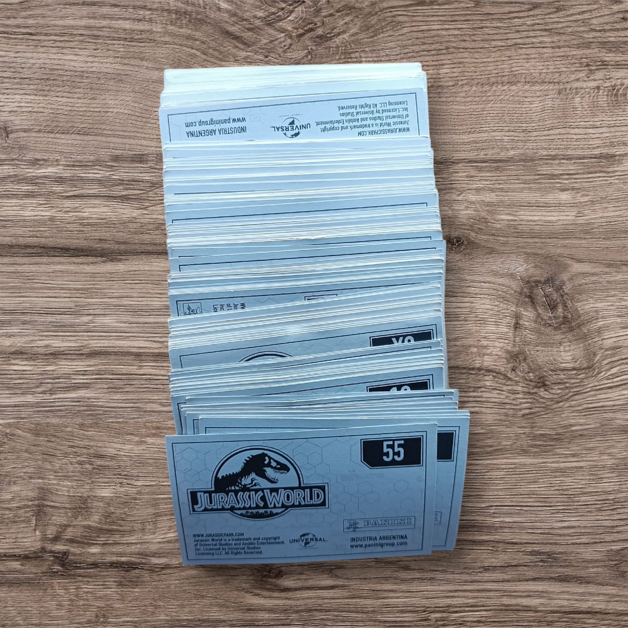 Lote 172 figuritas sin repetir Jurassic World