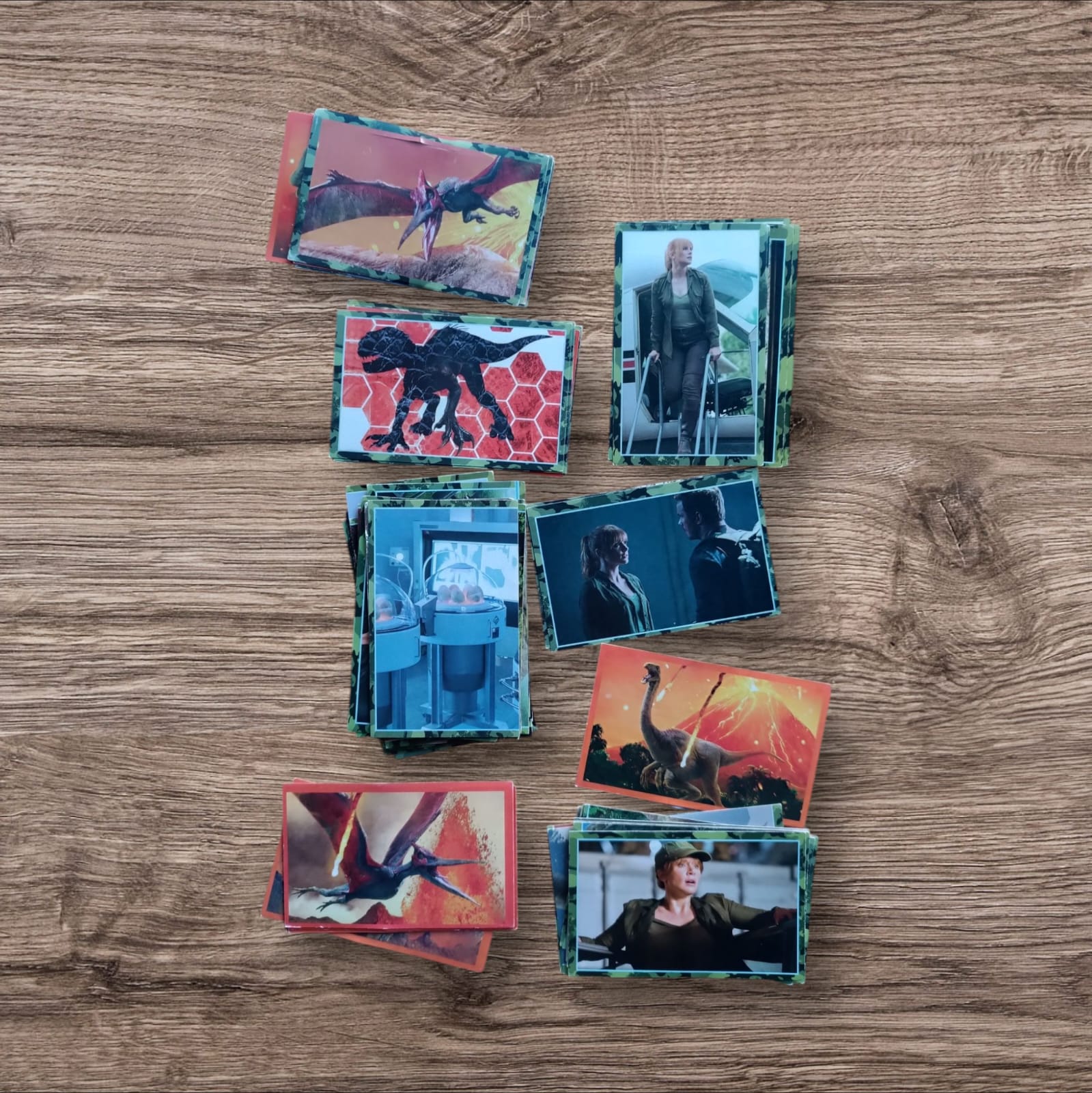 Lote 84 figuritas sin repetir Jurassic World El reino caído