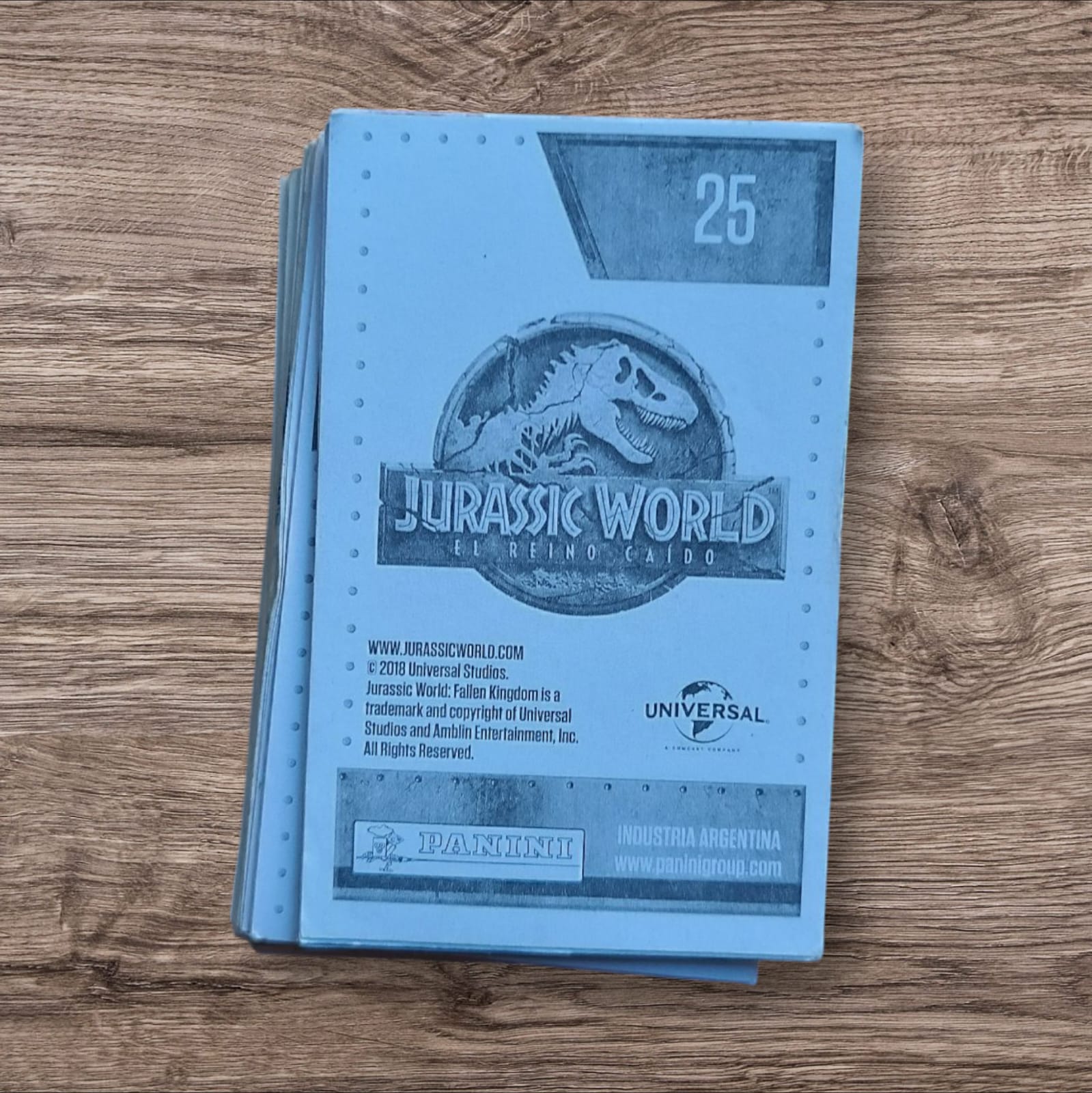 Lote 84 figuritas sin repetir Jurassic World El reino caído