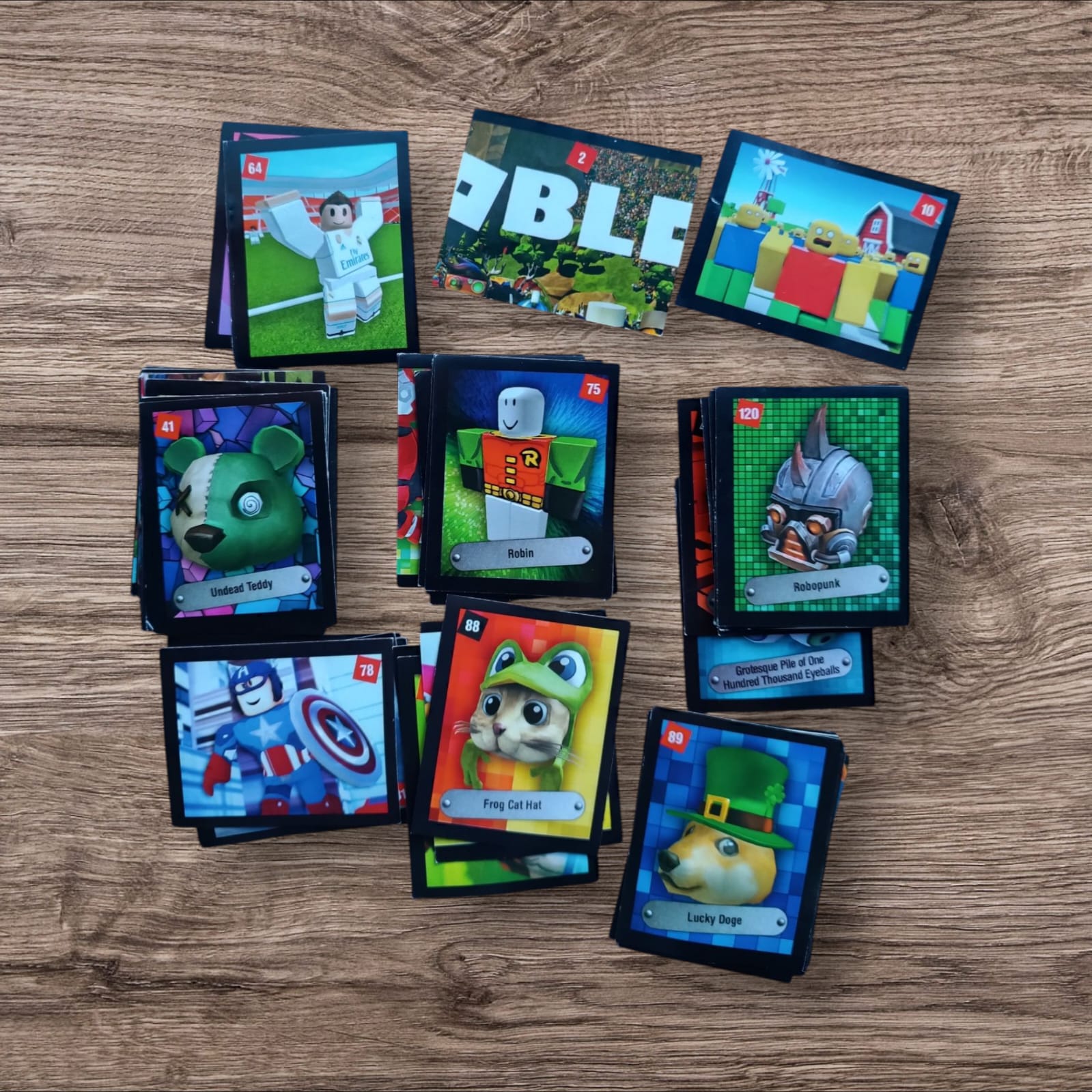 Lote 65 figuritas sin repetir Roblox